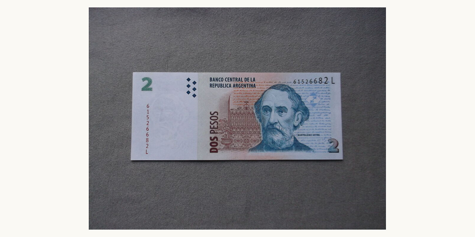 2 peso Argentina 2002 — Front side