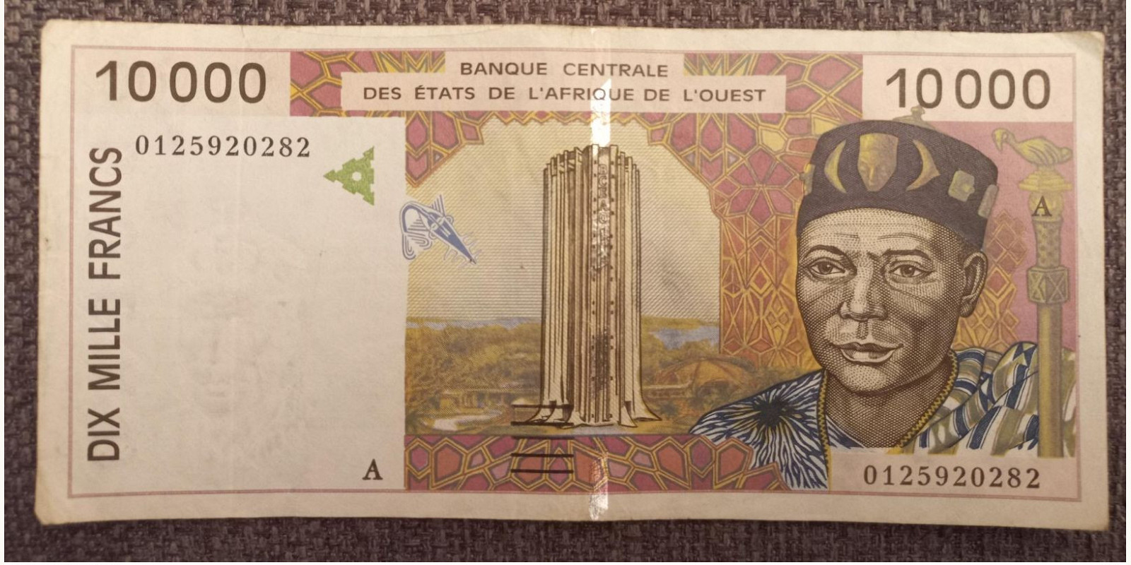 10000 francs Кот-д’Ивуар 2001 — Лицевая сторона