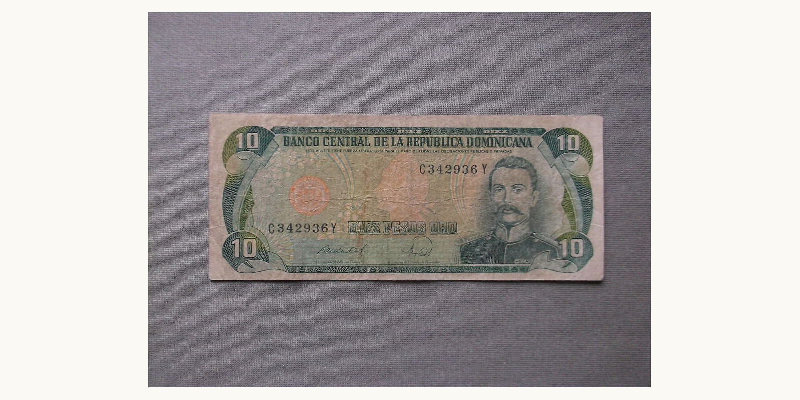 10 pesos Доминика 1988 — Лицевая сторона