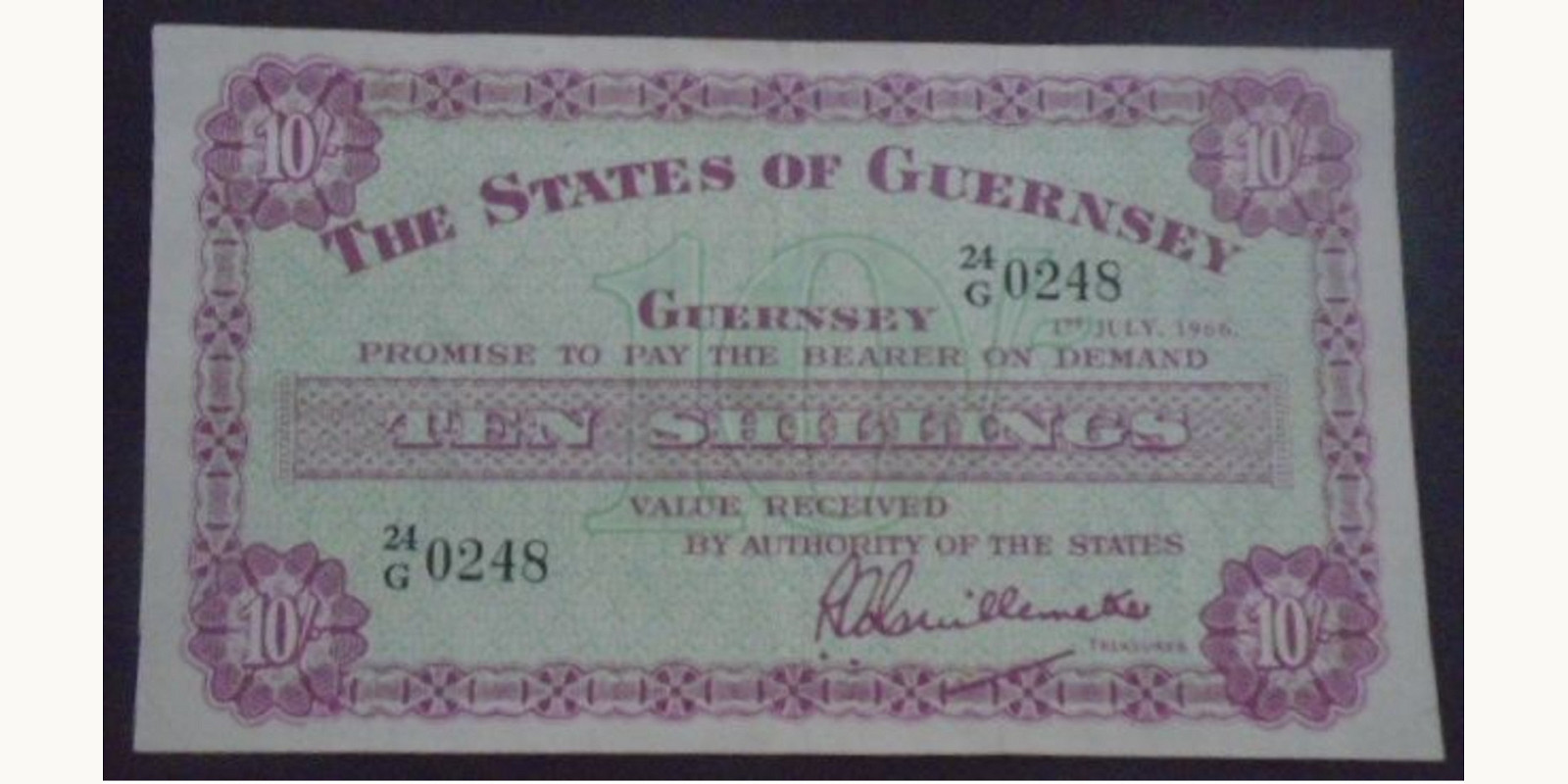 10 shilling Гернси 1966 — Лицевая сторона