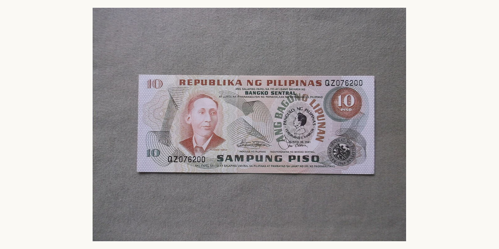 10 piso Philippines 1981 — Front side